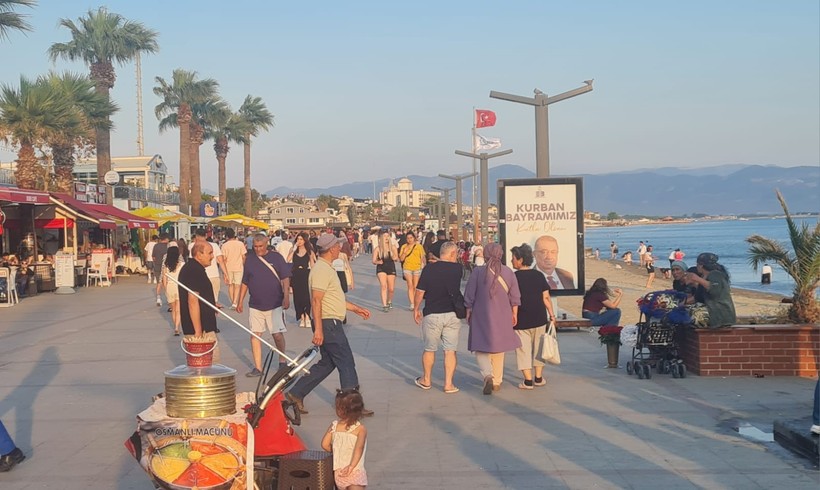  Akçay’da Kafe’ye Otururken Dikkat