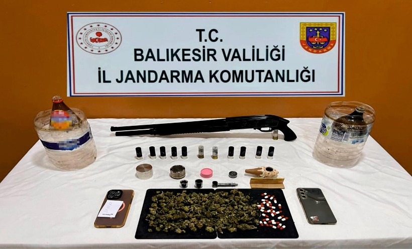 Uyuşturucuya Jandarma Darbesi Balıkesir’in Susurluk ilçesinde jandarma ekiplerince düzenlenen uyuşturucu operasyonunda 2 şüpheli gözaltına alındı.Balıkesir İl Jandarma Komutanlığı KOM Şube Müdürlüğü ve Susurluk İlçe Jandarma Komutanlığı ekipleri tarafından yürütülen istihbari çalışmalar sonucu, Susurluk ilçesi Yeni Mahalle’de (polis bölgesi) ikamet eden M.Y. (44) ve A.Y. (37) isimli şahısların uyuşturucu madde bulundurduğu tespit edildi. Adli makamlardan alınan izin doğrultusunda, uyuşturucu madde arama köpeği eşliğinde şahıslara ait ev ile Kalfaköy Mahallesi’ndeki bir bağ evinde arama yapıldı.Gerçekleştirilen aramalarda 130 gram kubar esrar, 62 adet Lyrca sentetik hap, 5 gram kenevir tohumu, 4 adet kenevir öğütme aparatı, 5 adet uyuşturucu madde kullanma aparatı, 1 adet av tüfeği, 12 adet fişek ve 2 adet cep telefonu ele geçirildi.Gözaltına alınan M.Y. ve A.Y. hakkında adli tahkikat başlatılırken, ifadelerinin alınmasının ardından serbest bırakılacakları öğrenildi.