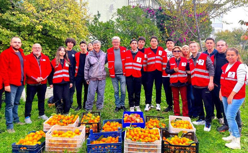 Bahçesindeki Meyveleri Kızılay’a Bağışladı