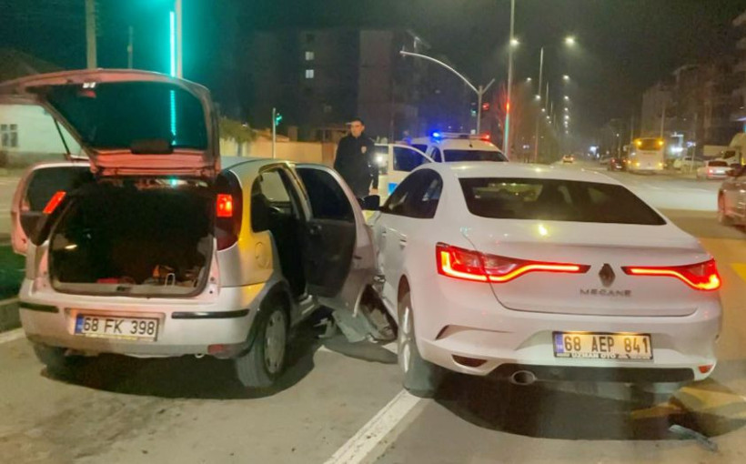Trafik ekiplerinin yaptığı ölçümde, sürücünün 1.19 promil alkollü olduğu belirlendi.