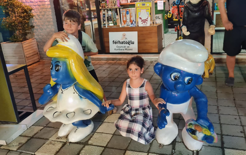 Altınoluk’ta Tatilcileri 'Şirinler' ve Nasreddin Hoca' Karşılıyor 