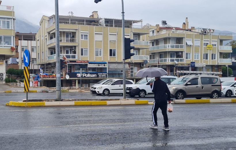 Edremit'te kurak geçen yaz mevsiminin ardından sonbaharın ilk yağışları geldi.