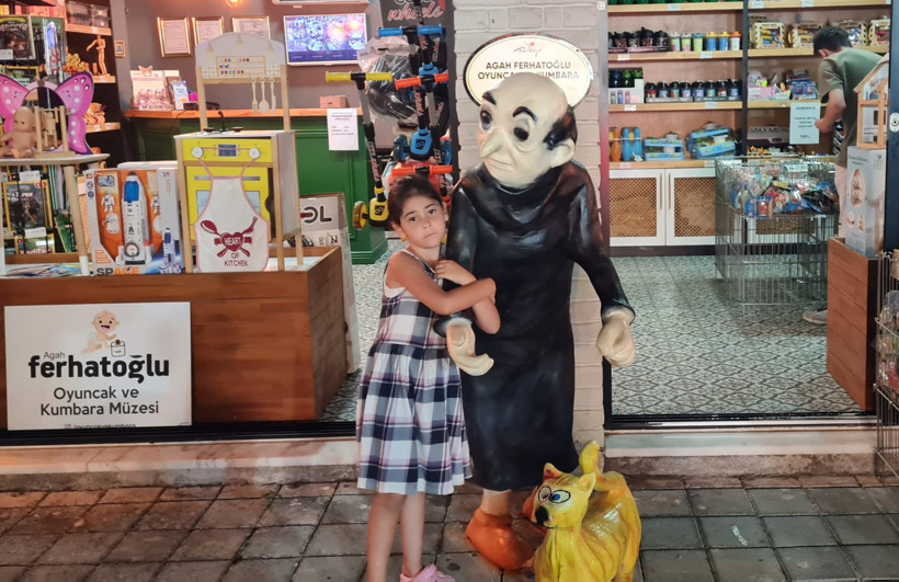 Altınoluk’ta Tatilcileri 'Şirinler' ve Nasreddin Hoca' Karşılıyor 