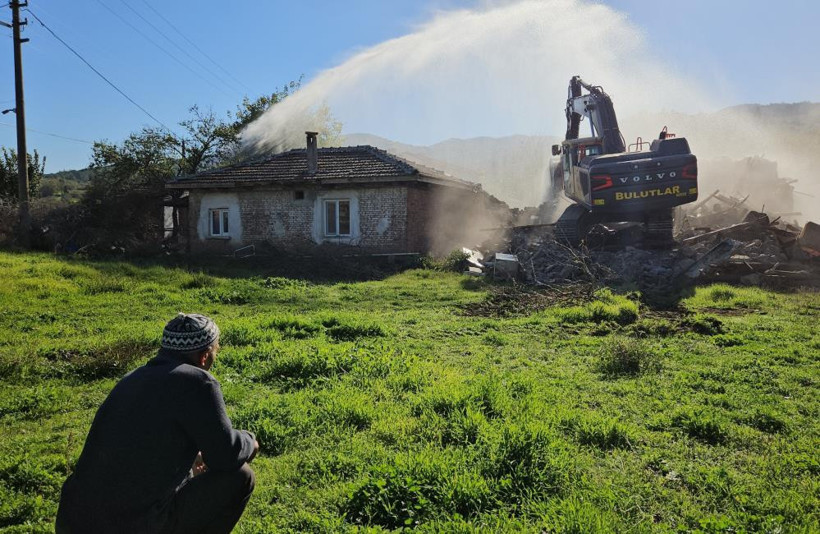 52 Yıllık Evleri Bir Depremde Yıkıldı: Sındırgı’daki Yürek Burkan Anlar