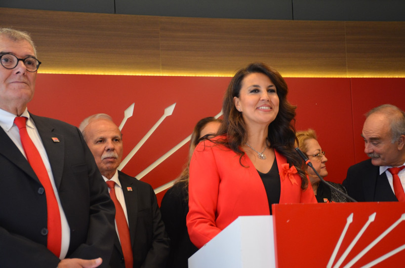 Balıkesir CHP’de Son Perde: Esin Balıbek Siyah-Kırmızıyla Sahneye Çıktı!