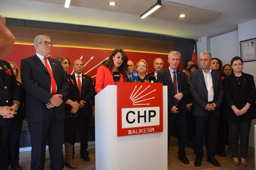Balıkesir CHP’de Son Perde: Esin Balıbek Siyah-Kırmızıyla Sahneye Çıktı!