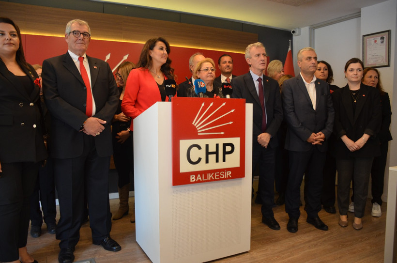 Balıkesir CHP’de Son Perde: Esin Balıbek Siyah-Kırmızıyla Sahneye Çıktı!
