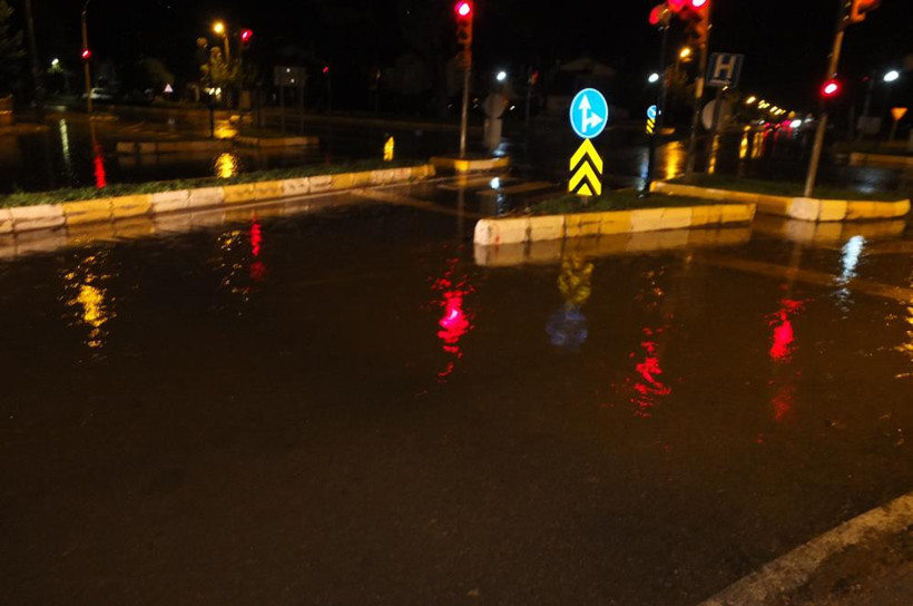 Burhaniye’de Sokaklar göle döndü - 1. resim