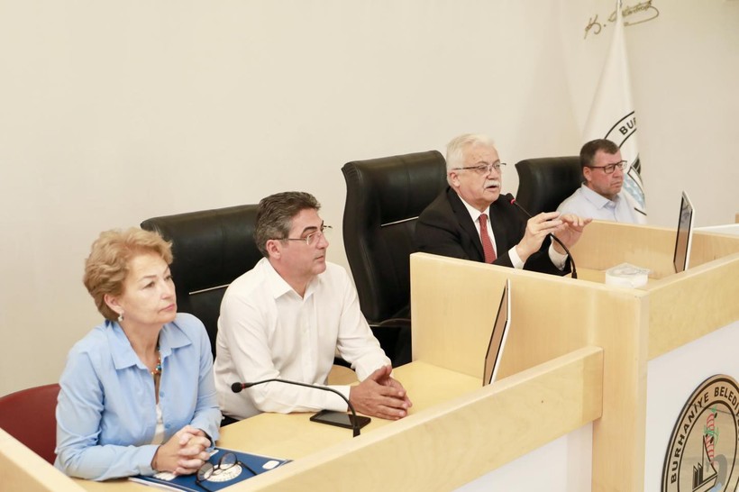 Burhaniye’de Kompost Tartışması Bitti, Seracılık Dönemi Başlıyor Burhaniye Belediyesi, Şahinler Mahallesi’nde yapılması planlanan kompost tesisiyle ilgili kamuoyunda oluşan bilgi kirliliğine açıklık getirerek önemli bir karar aldı. Burhaniye Belediye Başkanı Ali Kemal Deveciler, halkla doğrudan temas kurarak süreci şeffaf şekilde paylaştı ve mahalle sakinlerinin görüşlerini dikkate alarak projeyi yeniden şekillendirdi. Belediye Meclis Toplantı Salonu’nda gerçekleştirilen bilgilendirme toplantısına Başkan Deveciler’in yanı sıra, Belediye Başkan Yardımcıları Oktay Erbalaban, Ayten Tuna ve Ahmet Demir, Belediye Meclis Başkanvekili Tarık Erdil, Meclis Üyeleri Erman Pazarbaşı, Murat Dinçer, Osman Akkoç, Muharrem Keskün, Şahinler Mahallesi Muhtarı Alibey Karaaslan ve çok sayıda mahalle sakini katıldı. Toplantıda yapılan değerlendirmeler sonucunda, kompost üretim tesisi yerine belediyeye ait 195 dönümlük arazinin köylülerin mera olarak kullanımına bırakılmasına, ayrıca 5 dönümlük alanda seracılık projesinin hayata geçirilmesine karar verildi. Konuya ilişkin açıklamada bulunan Başkan Deveciler, şu ifadeleri kullandı: “Mahallelerimizin hassasiyetlerini önemsiyoruz. Şahinler Mahallemizle ilgili kompost tesisi konusunda bazı yanlış anlaşılmalar olduğunu fark ettik. Bu nedenle vatandaşlarımızla doğrudan görüşerek çözüm aradık. Belediyemize ait 5 dönümlük alanda doğa dostu, üretim odaklı bir sera kuracağız. Ortak akılla, katılımcı bir anlayışla yol alacağız.” Alınan kararla birlikte, doğaya zarar vermeyecek şekilde planlanan ve yerel üretimi teşvik edecek olan seracılık projesi üzerinde çalışmaların başlatıldığı duyuruldu. Projenin, hem mahalle halkına gelir sağlayacak hem de Burhaniye’nin tarımsal kalkınmasına katkıda bulunması hedefleniyor.