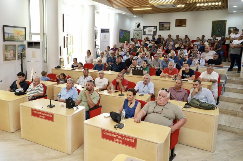 Burhaniye’de Kompost Tartışması Bitti, Seracılık Dönemi Başlıyor Burhaniye Belediyesi, Şahinler Mahallesi’nde yapılması planlanan kompost tesisiyle ilgili kamuoyunda oluşan bilgi kirliliğine açıklık getirerek önemli bir karar aldı. Burhaniye Belediye Başkanı Ali Kemal Deveciler, halkla doğrudan temas kurarak süreci şeffaf şekilde paylaştı ve mahalle sakinlerinin görüşlerini dikkate alarak projeyi yeniden şekillendirdi. Belediye Meclis Toplantı Salonu’nda gerçekleştirilen bilgilendirme toplantısına Başkan Deveciler’in yanı sıra, Belediye Başkan Yardımcıları Oktay Erbalaban, Ayten Tuna ve Ahmet Demir, Belediye Meclis Başkanvekili Tarık Erdil, Meclis Üyeleri Erman Pazarbaşı, Murat Dinçer, Osman Akkoç, Muharrem Keskün, Şahinler Mahallesi Muhtarı Alibey Karaaslan ve çok sayıda mahalle sakini katıldı. Toplantıda yapılan değerlendirmeler sonucunda, kompost üretim tesisi yerine belediyeye ait 195 dönümlük arazinin köylülerin mera olarak kullanımına bırakılmasına, ayrıca 5 dönümlük alanda seracılık projesinin hayata geçirilmesine karar verildi. Konuya ilişkin açıklamada bulunan Başkan Deveciler, şu ifadeleri kullandı: “Mahallelerimizin hassasiyetlerini önemsiyoruz. Şahinler Mahallemizle ilgili kompost tesisi konusunda bazı yanlış anlaşılmalar olduğunu fark ettik. Bu nedenle vatandaşlarımızla doğrudan görüşerek çözüm aradık. Belediyemize ait 5 dönümlük alanda doğa dostu, üretim odaklı bir sera kuracağız. Ortak akılla, katılımcı bir anlayışla yol alacağız.” Alınan kararla birlikte, doğaya zarar vermeyecek şekilde planlanan ve yerel üretimi teşvik edecek olan seracılık projesi üzerinde çalışmaların başlatıldığı duyuruldu. Projenin, hem mahalle halkına gelir sağlayacak hem de Burhaniye’nin tarımsal kalkınmasına katkıda bulunması hedefleniyor.