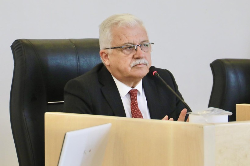 Burhaniye’de Kompost Tartışması Bitti, Seracılık Dönemi Başlıyor Burhaniye Belediyesi, Şahinler Mahallesi’nde yapılması planlanan kompost tesisiyle ilgili kamuoyunda oluşan bilgi kirliliğine açıklık getirerek önemli bir karar aldı. Burhaniye Belediye Başkanı Ali Kemal Deveciler, halkla doğrudan temas kurarak süreci şeffaf şekilde paylaştı ve mahalle sakinlerinin görüşlerini dikkate alarak projeyi yeniden şekillendirdi. Belediye Meclis Toplantı Salonu’nda gerçekleştirilen bilgilendirme toplantısına Başkan Deveciler’in yanı sıra, Belediye Başkan Yardımcıları Oktay Erbalaban, Ayten Tuna ve Ahmet Demir, Belediye Meclis Başkanvekili Tarık Erdil, Meclis Üyeleri Erman Pazarbaşı, Murat Dinçer, Osman Akkoç, Muharrem Keskün, Şahinler Mahallesi Muhtarı Alibey Karaaslan ve çok sayıda mahalle sakini katıldı. Toplantıda yapılan değerlendirmeler sonucunda, kompost üretim tesisi yerine belediyeye ait 195 dönümlük arazinin köylülerin mera olarak kullanımına bırakılmasına, ayrıca 5 dönümlük alanda seracılık projesinin hayata geçirilmesine karar verildi. Konuya ilişkin açıklamada bulunan Başkan Deveciler, şu ifadeleri kullandı: “Mahallelerimizin hassasiyetlerini önemsiyoruz. Şahinler Mahallemizle ilgili kompost tesisi konusunda bazı yanlış anlaşılmalar olduğunu fark ettik. Bu nedenle vatandaşlarımızla doğrudan görüşerek çözüm aradık. Belediyemize ait 5 dönümlük alanda doğa dostu, üretim odaklı bir sera kuracağız. Ortak akılla, katılımcı bir anlayışla yol alacağız.” Alınan kararla birlikte, doğaya zarar vermeyecek şekilde planlanan ve yerel üretimi teşvik edecek olan seracılık projesi üzerinde çalışmaların başlatıldığı duyuruldu. Projenin, hem mahalle halkına gelir sağlayacak hem de Burhaniye’nin tarımsal kalkınmasına katkıda bulunması hedefleniyor.
