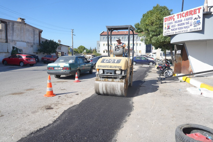  Burhaniye Sanayi Sitesi’nde Asfalt Yama Çalışmaları Başladı 
