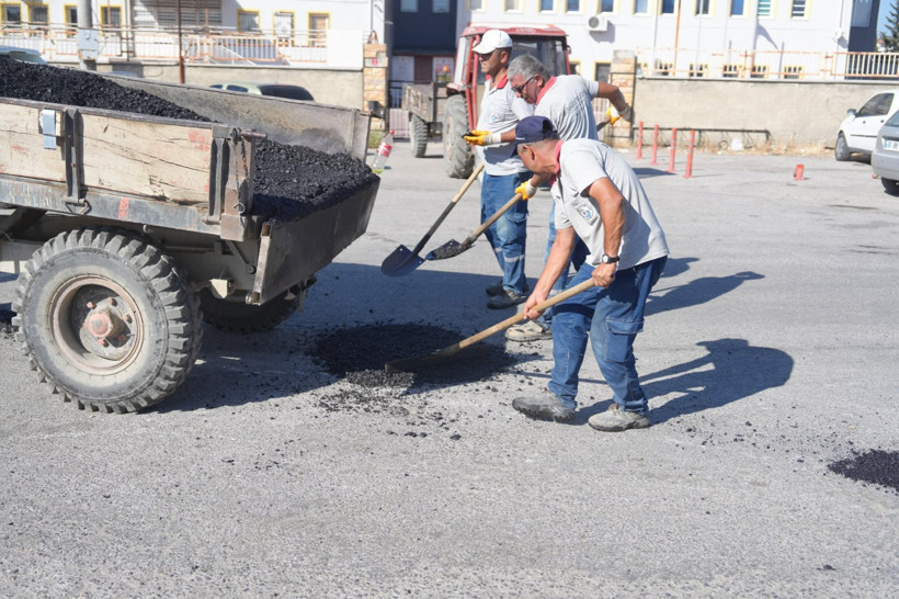  Burhaniye Sanayi Sitesi’nde Asfalt Yama Çalışmaları Başladı 