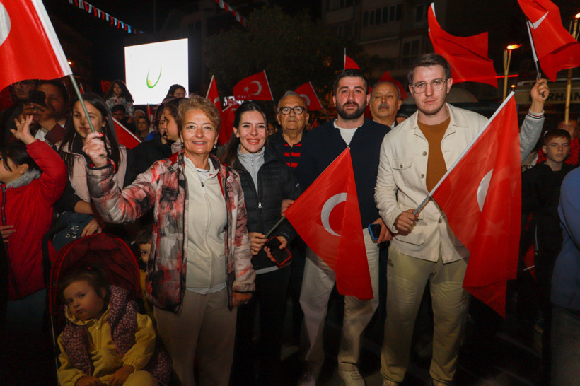 Burhaniye’de Cumhuriyet Coşkusu! Binlerce Kişi Fener Alayında - 2. resim