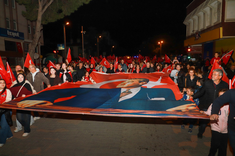 Burhaniye’de Cumhuriyet Coşkusu! Binlerce Kişi Fener Alayında - 4. resim