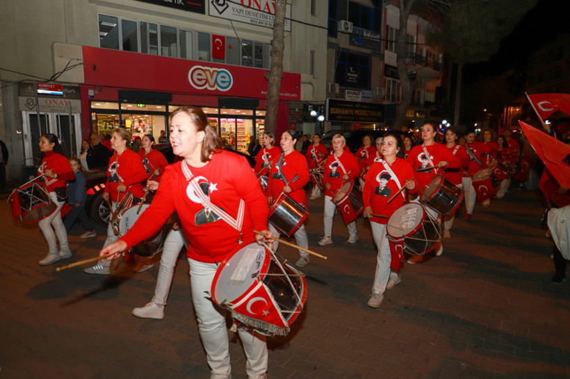 Burhaniye’de Cumhuriyet Coşkusu! Binlerce Kişi Fener Alayında - 3. resim