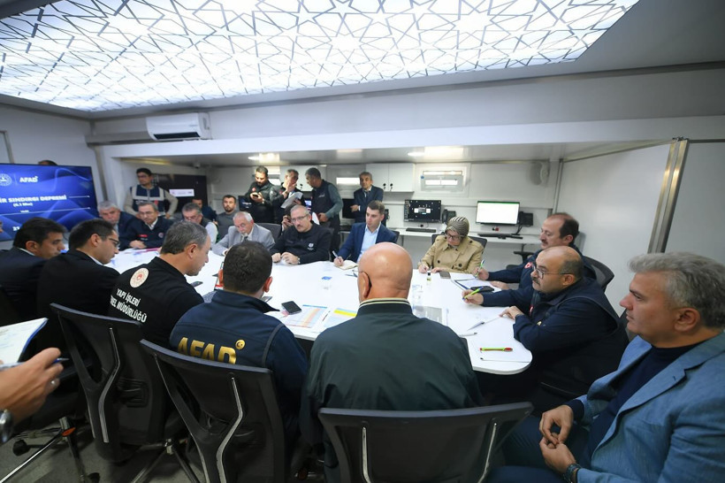 Sındırgı’da Deprem Sonrası Kritik Toplantı: Vali Ustaoğlu ve AFAD Başkanı Sahada! - 3. resim