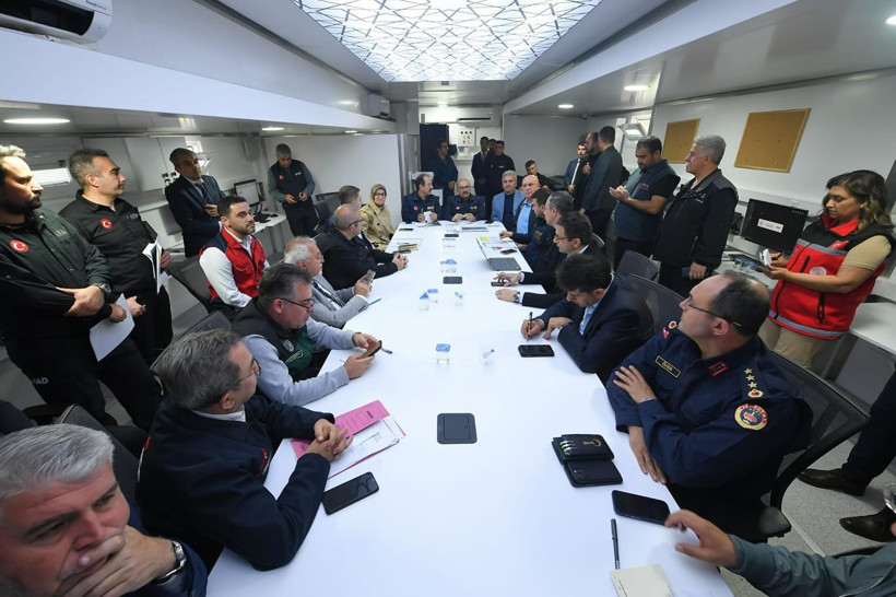 Sındırgı’da Deprem Sonrası Kritik Toplantı: Vali Ustaoğlu ve AFAD Başkanı Sahada! - 2. resim