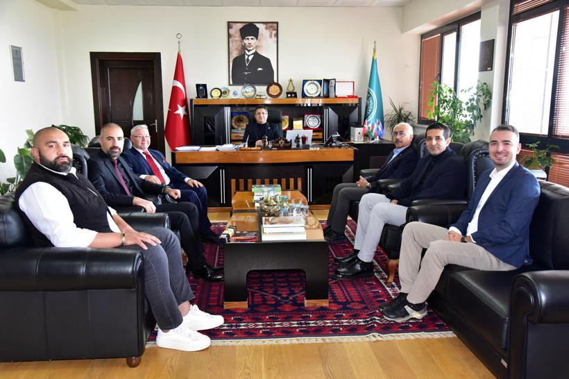 Balıkesir Üniversitesi Spor Bilimleri Fakültesi, eğitim kalitesinde önemli bir başarıya daha imza attı. Fakültenin tüm bölümleri, Spor Bilimleri Derneği Spor Bilimleri Eğitim Programları Değerlendirme ve Akreditasyon Kurulu (SPORAK) tarafından iki yıl süreyle akredite edildi.  Bu önemli gelişmenin ardından Spor Bilimleri Fakültesi Dekanı Prof. Dr. Zekeriya Göktaş, alınan akreditasyon belgelerini Rektör Prof. Dr. Yücel Oğurlu’ya makamında takdim etti. Ziyarete ayrıca Dekan Yardımcıları Doç. Dr. Nahit Özdayı ve Dr. Öğr. Üyesi Alp Kaan Kilci, fakülte akademisyenlerinden Doç. Dr. Nuri Berk Güngör ile Rektör Spor Danışmanı Öğr. Gör. Ali Eren Demirezen de katıldı.  Ziyarette, Rektör Yardımcısı Prof. Dr. Fatih Satıl da yer aldı. Görüşmede, fakülte bünyesindeki Antrenörlük Eğitimi, Spor Yöneticiliği ve Beden Eğitimi ve Spor Öğretmenliği programlarının SPORAK tarafından akredite edilmesinin, hem eğitim kalitesine hem de öğrencilerin ulusal ve uluslararası geçerliliğine katkı sağlayacağı belirtildi.  Prof. Dr. Zekeriya Göktaş, sürece verdikleri destek nedeniyle Rektör Prof. Dr. Yücel Oğurlu’ya teşekkür ederken, Rektör Oğurlu da fakülte yönetimini ve akademik kadroyu tebrik etti. Oğurlu, Balıkesir Üniversitesinin eğitim kalitesini sürekli olarak geliştirme hedefinde kararlı olduklarını vurguladı.