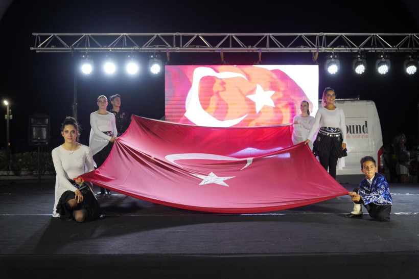 Görüntüler Olay Oldu! Balıkesir'de Erkeklerin dansı tepki çekti - Resim: 6