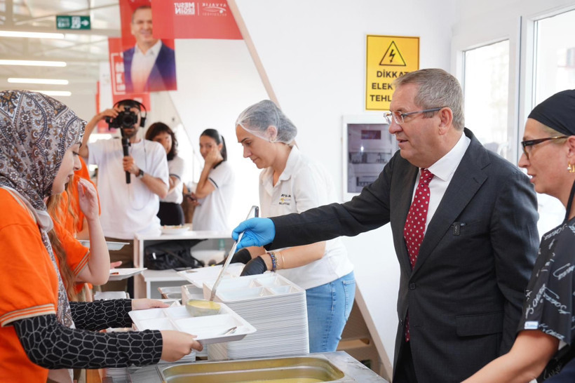 Ayvalık’ta 1700 Öğrenciye 3 Çeşit Yemek Sürprizi - Resim: 6