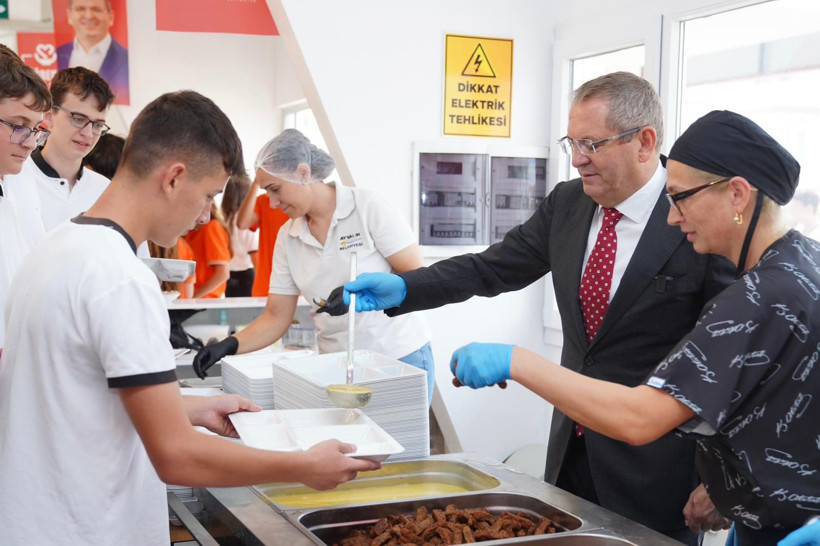 Ayvalık’ta 1700 Öğrenciye 3 Çeşit Yemek Sürprizi - Resim: 2