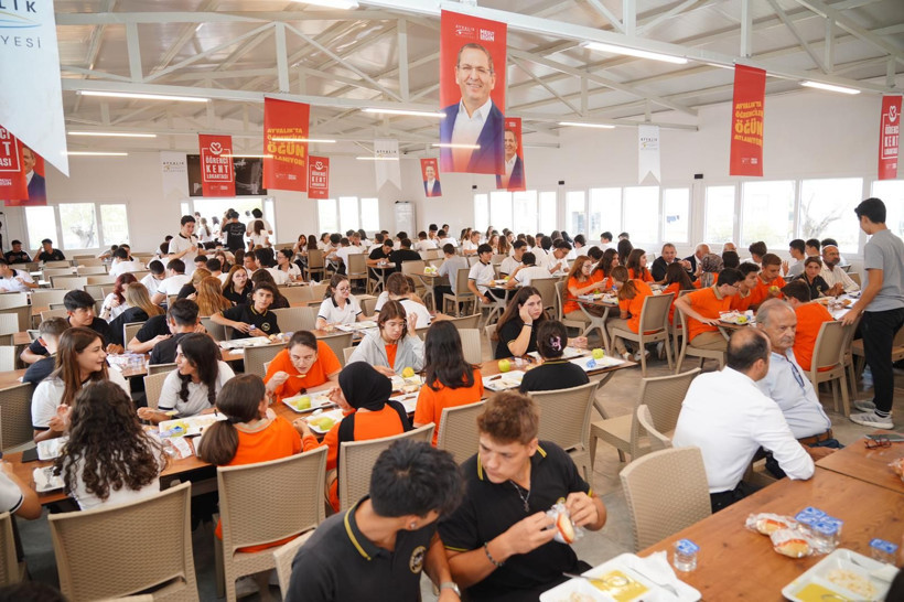 Ayvalık’ta 1700 Öğrenciye 3 Çeşit Yemek Sürprizi - Resim: 3