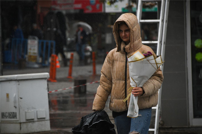 Sındırgı’da Depremden Sonra Sokaklardan 'Anlamlı' Kareler - Resim: 11