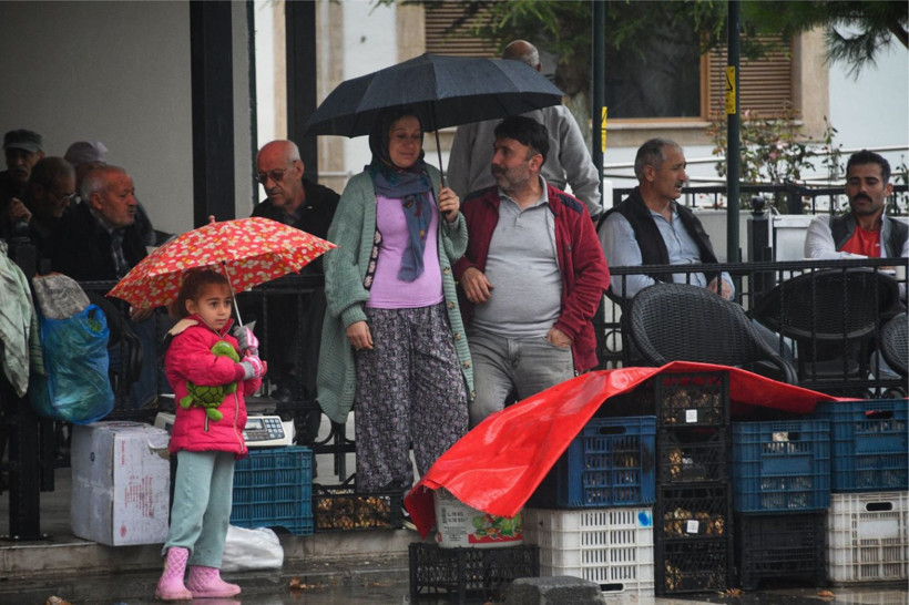 Sındırgı’da Depremden Sonra Sokaklardan 'Anlamlı' Kareler - Resim: 4