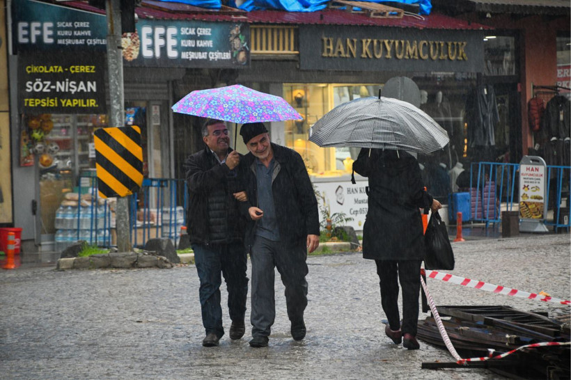 Sındırgı’da Depremden Sonra Sokaklardan 'Anlamlı' Kareler - Resim: 5