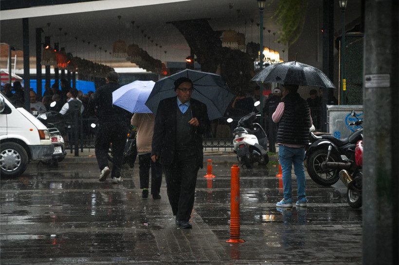Sındırgı’da Depremden Sonra Sokaklardan 'Anlamlı' Kareler - Resim: 6