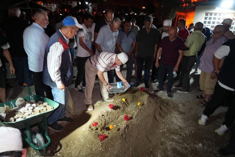 Cumhurbaşkanlığı Devreye Girdi, Türbe Bahçesine Defnedildi