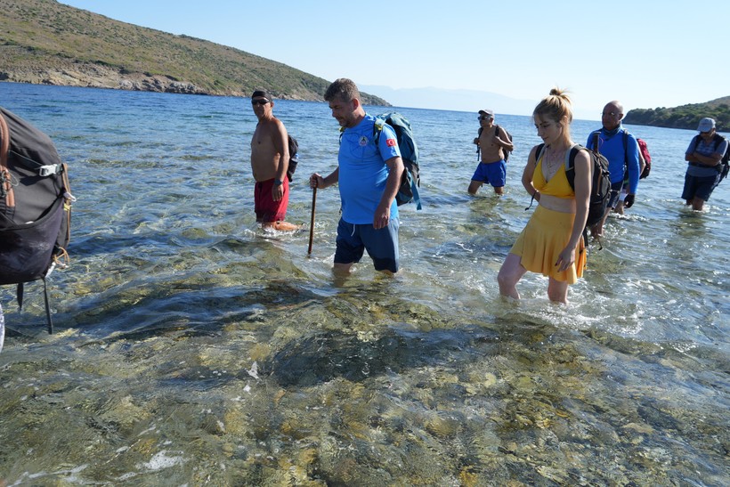 Ayvalık’ta Deniz İçinden Yürüyerek Adadan Adaya Geçtiler