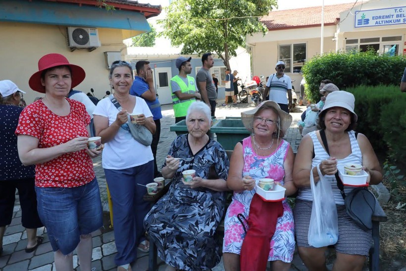 Başkan Ertaş Elleriy­le Aşure Dağıttı