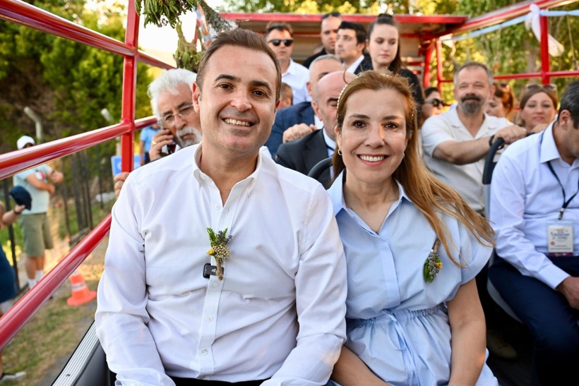  Uluslararası 6. Balıkesir Aromaterapi festivaline yoğun ilgi  Akın: “Her yıl daha da güzel olacak”  Balıkesir Büyükşehir Belediye Başkanı Ahmet Akın’ın girişimleriyle bu yıl ilk kez uluslararası boyuta taşınan ve dünyanın dört bir yanından bilim insanı, sektör temsilcileri ile aromaterapi tutkunlarını buluşturan Uluslararası 6. Balıkesir Aromaterapi Festivali sona erdi. Üç gün süren ve 100 binden fazla kişinin ziyaret ettiği festivale vatandaşlar yoğun ilgi gösterdi.  Balıkesir Büyükşehir Belediye Başkanı Ahmet Akın’ın girişimleriyle bu yıl uluslararası boyutta düzenlenen Uluslararası 6. Balıkesir Aromaterapi Festivali, sona erdi. Her yıl bitki ve aromaterapi meraklılarının büyük bir heyecanla beklediği festivalin, bu yıl ki teması “Dört Element Bir Âlem” olarak belirlendi. Amerika, Avusturya, Hindistan, Hırvatistan, Rusya, İngiltere ve Kuzey Kıbrıs olmak üzere 7 ülkeden ve Türkiye’den de 32 farklı ilden davetlinin katılımıyla gerçekleşen festival, Burhaniye BAÇEM’de düzenlenen görkemli bir törenle başladı. Balıkesir Büyükşehir Belediye Başkanı Ahmet Akın ve eşi Arbil Akın’ın katılımıyla düzenlenen törende, dünyanın ve Türkiye’nin dört bir yanından gelen bilim insanları, araştırmacılar ve sektör profesyonelleri yer aldı. Üç gün boyunca hava, su, ateş, toprak temalarıyla online ve yüz yüze seminerler düzenledi. Festivalin son günü için programda duyurusu yapılan konser programları, Irak’ın kuzeyinde gerçekleştirilen arama-tarama faaliyeti sırasında metan gazına maruz kalan kahraman askerlerin şehit olması sonrası iptal edildi. “BALIKESİR İÇİN ÖNEMLİ BİR ADIM”  Balıkesir Büyükşehir Belediye Başkanı Ahmet Akın,  Balıkesir’in dünyaya tanıtılmasında festivali önemli bir adım olarak gördüklerini belirtirken Aromaterapi Festivalinin bu anlamda büyük önem taşıdığını söyledi.  Festivallerin bir kentin kültürü olduğunu ifade eden Akın, “Bu şekilde Türkiye’de bir model olan BAÇEM’i de dünyaya tanıtmış oluyoruz. Aromaterapi Festivalimiz boyunca burada, Balıkesir’imizin doğal güzelliklerini, ilçelerimizin değerlerini, zeytini, zeytinyağını, sanatı, kültürü ve Balıkesir’in kadim bilgeliğini dünya ile paylaştık. Her geçen yıl daha geniş katılımlı ve coşkulu geçmesi için çalışmaları yürütüyoruz” dedi.  SEMİNER, KONSER, TİYATRO…  Festival boyunca ziyaretçiler, bitki ve doğal ürün üretimi noktasında alanında uzman isimlerden bilgi edinirken festivalde atölye çalışmaları, seminerler, söyleşiler ve uygulamalı eğitimler büyük ilgi gördü. Ziyaretçiler, doğal bitki üretiminden organik kozmetik yapımına kadar pek çok farklı alanda bilgi edinme fırsatı buldu. Şehrin tanıtımına da büyük katkı sunan festivalde yerel ve uluslararası firmaların açtığı stantlarda satış yapıldı. Üretici ve müşteriyi de buluşturan festivalde ziyaretçiler, güvenilir ve doğal ürünlere de doğrudan erişim sağlama imkanı buldu.  Festivalde, paneller ve seminerlerin yanı sıra akşamları da konser ve tiyatro gösterileri de sahnelendi.    “HALKIN İLGİSİ ÇOK YÜKSEK”  Aromaterapi tutkunlarını buluşturan festivalin dünyada örneğinin çok az olduğunu dile getiren ziyaretçilerden Eda Günel, “Çok önemli bir festival. Bu üçüncü katılışım. Hem eğitim alabildiğimiz hem de alanında uzman kişilere ulaşabildiğimiz bir kapsamlı festival. Düzenlenmesinde emeği geçen herkese teşekkür ediyorum” dedi.  Balıkesir’de festivale katılmaktan mutluluk duyduğunu ifade eden Şafak Ural: “Çiçeklerle ve bitkilerle iç içe olmak insana huzur veriyor. Aromaterapi olduğu zaman huzur bulmamak mümkün değil. Böyle güzel ve huzur dolu bir etkinliği düzenledikleri için ilgilileri kutluyorum” dedi.  Balıkesir Büyükşehir Belediye Başkanı Ahmet Akın’a bu festivali düzenlediği için teşekkür eden Prof. Dr. Kemal Hüsnü Canbaşer, “BAÇEM’in  bu kadar güzel ve gelişmiş işler yaptığını görmekten büyük memnuniyet duyduk. Ben de elimden geldiği kadar katkı sunuyorum. Bu festival çok başka. Halkın ilgisi çok yüksek. Hem bilimsellik hem görsellik hem de sevgi var. Herkes mutlu” diye konuştu. 