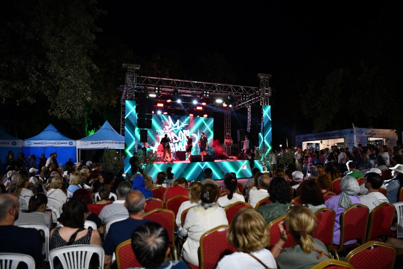  Uluslararası 6. Balıkesir Aromaterapi festivaline yoğun ilgi  Akın: “Her yıl daha da güzel olacak”  Balıkesir Büyükşehir Belediye Başkanı Ahmet Akın’ın girişimleriyle bu yıl ilk kez uluslararası boyuta taşınan ve dünyanın dört bir yanından bilim insanı, sektör temsilcileri ile aromaterapi tutkunlarını buluşturan Uluslararası 6. Balıkesir Aromaterapi Festivali sona erdi. Üç gün süren ve 100 binden fazla kişinin ziyaret ettiği festivale vatandaşlar yoğun ilgi gösterdi.  Balıkesir Büyükşehir Belediye Başkanı Ahmet Akın’ın girişimleriyle bu yıl uluslararası boyutta düzenlenen Uluslararası 6. Balıkesir Aromaterapi Festivali, sona erdi. Her yıl bitki ve aromaterapi meraklılarının büyük bir heyecanla beklediği festivalin, bu yıl ki teması “Dört Element Bir Âlem” olarak belirlendi. Amerika, Avusturya, Hindistan, Hırvatistan, Rusya, İngiltere ve Kuzey Kıbrıs olmak üzere 7 ülkeden ve Türkiye’den de 32 farklı ilden davetlinin katılımıyla gerçekleşen festival, Burhaniye BAÇEM’de düzenlenen görkemli bir törenle başladı. Balıkesir Büyükşehir Belediye Başkanı Ahmet Akın ve eşi Arbil Akın’ın katılımıyla düzenlenen törende, dünyanın ve Türkiye’nin dört bir yanından gelen bilim insanları, araştırmacılar ve sektör profesyonelleri yer aldı. Üç gün boyunca hava, su, ateş, toprak temalarıyla online ve yüz yüze seminerler düzenledi. Festivalin son günü için programda duyurusu yapılan konser programları, Irak’ın kuzeyinde gerçekleştirilen arama-tarama faaliyeti sırasında metan gazına maruz kalan kahraman askerlerin şehit olması sonrası iptal edildi. “BALIKESİR İÇİN ÖNEMLİ BİR ADIM”  Balıkesir Büyükşehir Belediye Başkanı Ahmet Akın,  Balıkesir’in dünyaya tanıtılmasında festivali önemli bir adım olarak gördüklerini belirtirken Aromaterapi Festivalinin bu anlamda büyük önem taşıdığını söyledi.  Festivallerin bir kentin kültürü olduğunu ifade eden Akın, “Bu şekilde Türkiye’de bir model olan BAÇEM’i de dünyaya tanıtmış oluyoruz. Aromaterapi Festivalimiz boyunca burada, Balıkesir’imizin doğal güzelliklerini, ilçelerimizin değerlerini, zeytini, zeytinyağını, sanatı, kültürü ve Balıkesir’in kadim bilgeliğini dünya ile paylaştık. Her geçen yıl daha geniş katılımlı ve coşkulu geçmesi için çalışmaları yürütüyoruz” dedi.  SEMİNER, KONSER, TİYATRO…  Festival boyunca ziyaretçiler, bitki ve doğal ürün üretimi noktasında alanında uzman isimlerden bilgi edinirken festivalde atölye çalışmaları, seminerler, söyleşiler ve uygulamalı eğitimler büyük ilgi gördü. Ziyaretçiler, doğal bitki üretiminden organik kozmetik yapımına kadar pek çok farklı alanda bilgi edinme fırsatı buldu. Şehrin tanıtımına da büyük katkı sunan festivalde yerel ve uluslararası firmaların açtığı stantlarda satış yapıldı. Üretici ve müşteriyi de buluşturan festivalde ziyaretçiler, güvenilir ve doğal ürünlere de doğrudan erişim sağlama imkanı buldu.  Festivalde, paneller ve seminerlerin yanı sıra akşamları da konser ve tiyatro gösterileri de sahnelendi.    “HALKIN İLGİSİ ÇOK YÜKSEK”  Aromaterapi tutkunlarını buluşturan festivalin dünyada örneğinin çok az olduğunu dile getiren ziyaretçilerden Eda Günel, “Çok önemli bir festival. Bu üçüncü katılışım. Hem eğitim alabildiğimiz hem de alanında uzman kişilere ulaşabildiğimiz bir kapsamlı festival. Düzenlenmesinde emeği geçen herkese teşekkür ediyorum” dedi.  Balıkesir’de festivale katılmaktan mutluluk duyduğunu ifade eden Şafak Ural: “Çiçeklerle ve bitkilerle iç içe olmak insana huzur veriyor. Aromaterapi olduğu zaman huzur bulmamak mümkün değil. Böyle güzel ve huzur dolu bir etkinliği düzenledikleri için ilgilileri kutluyorum” dedi.  Balıkesir Büyükşehir Belediye Başkanı Ahmet Akın’a bu festivali düzenlediği için teşekkür eden Prof. Dr. Kemal Hüsnü Canbaşer, “BAÇEM’in  bu kadar güzel ve gelişmiş işler yaptığını görmekten büyük memnuniyet duyduk. Ben de elimden geldiği kadar katkı sunuyorum. Bu festival çok başka. Halkın ilgisi çok yüksek. Hem bilimsellik hem görsellik hem de sevgi var. Herkes mutlu” diye konuştu. 