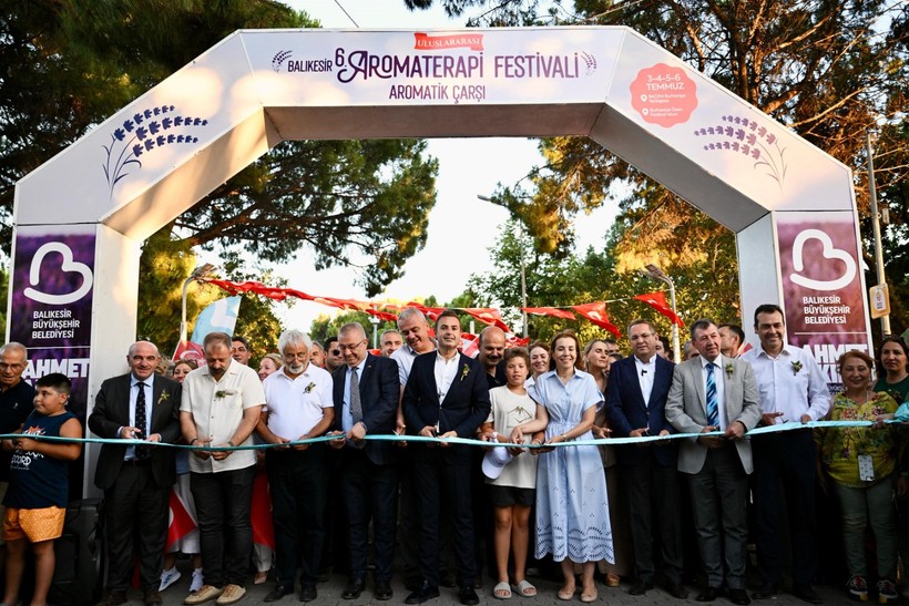  Uluslararası 6. Balıkesir Aromaterapi festivaline yoğun ilgi  Akın: “Her yıl daha da güzel olacak”  Balıkesir Büyükşehir Belediye Başkanı Ahmet Akın’ın girişimleriyle bu yıl ilk kez uluslararası boyuta taşınan ve dünyanın dört bir yanından bilim insanı, sektör temsilcileri ile aromaterapi tutkunlarını buluşturan Uluslararası 6. Balıkesir Aromaterapi Festivali sona erdi. Üç gün süren ve 100 binden fazla kişinin ziyaret ettiği festivale vatandaşlar yoğun ilgi gösterdi.  Balıkesir Büyükşehir Belediye Başkanı Ahmet Akın’ın girişimleriyle bu yıl uluslararası boyutta düzenlenen Uluslararası 6. Balıkesir Aromaterapi Festivali, sona erdi. Her yıl bitki ve aromaterapi meraklılarının büyük bir heyecanla beklediği festivalin, bu yıl ki teması “Dört Element Bir Âlem” olarak belirlendi. Amerika, Avusturya, Hindistan, Hırvatistan, Rusya, İngiltere ve Kuzey Kıbrıs olmak üzere 7 ülkeden ve Türkiye’den de 32 farklı ilden davetlinin katılımıyla gerçekleşen festival, Burhaniye BAÇEM’de düzenlenen görkemli bir törenle başladı. Balıkesir Büyükşehir Belediye Başkanı Ahmet Akın ve eşi Arbil Akın’ın katılımıyla düzenlenen törende, dünyanın ve Türkiye’nin dört bir yanından gelen bilim insanları, araştırmacılar ve sektör profesyonelleri yer aldı. Üç gün boyunca hava, su, ateş, toprak temalarıyla online ve yüz yüze seminerler düzenledi. Festivalin son günü için programda duyurusu yapılan konser programları, Irak’ın kuzeyinde gerçekleştirilen arama-tarama faaliyeti sırasında metan gazına maruz kalan kahraman askerlerin şehit olması sonrası iptal edildi. “BALIKESİR İÇİN ÖNEMLİ BİR ADIM”  Balıkesir Büyükşehir Belediye Başkanı Ahmet Akın,  Balıkesir’in dünyaya tanıtılmasında festivali önemli bir adım olarak gördüklerini belirtirken Aromaterapi Festivalinin bu anlamda büyük önem taşıdığını söyledi.  Festivallerin bir kentin kültürü olduğunu ifade eden Akın, “Bu şekilde Türkiye’de bir model olan BAÇEM’i de dünyaya tanıtmış oluyoruz. Aromaterapi Festivalimiz boyunca burada, Balıkesir’imizin doğal güzelliklerini, ilçelerimizin değerlerini, zeytini, zeytinyağını, sanatı, kültürü ve Balıkesir’in kadim bilgeliğini dünya ile paylaştık. Her geçen yıl daha geniş katılımlı ve coşkulu geçmesi için çalışmaları yürütüyoruz” dedi.  SEMİNER, KONSER, TİYATRO…  Festival boyunca ziyaretçiler, bitki ve doğal ürün üretimi noktasında alanında uzman isimlerden bilgi edinirken festivalde atölye çalışmaları, seminerler, söyleşiler ve uygulamalı eğitimler büyük ilgi gördü. Ziyaretçiler, doğal bitki üretiminden organik kozmetik yapımına kadar pek çok farklı alanda bilgi edinme fırsatı buldu. Şehrin tanıtımına da büyük katkı sunan festivalde yerel ve uluslararası firmaların açtığı stantlarda satış yapıldı. Üretici ve müşteriyi de buluşturan festivalde ziyaretçiler, güvenilir ve doğal ürünlere de doğrudan erişim sağlama imkanı buldu.  Festivalde, paneller ve seminerlerin yanı sıra akşamları da konser ve tiyatro gösterileri de sahnelendi.    “HALKIN İLGİSİ ÇOK YÜKSEK”  Aromaterapi tutkunlarını buluşturan festivalin dünyada örneğinin çok az olduğunu dile getiren ziyaretçilerden Eda Günel, “Çok önemli bir festival. Bu üçüncü katılışım. Hem eğitim alabildiğimiz hem de alanında uzman kişilere ulaşabildiğimiz bir kapsamlı festival. Düzenlenmesinde emeği geçen herkese teşekkür ediyorum” dedi.  Balıkesir’de festivale katılmaktan mutluluk duyduğunu ifade eden Şafak Ural: “Çiçeklerle ve bitkilerle iç içe olmak insana huzur veriyor. Aromaterapi olduğu zaman huzur bulmamak mümkün değil. Böyle güzel ve huzur dolu bir etkinliği düzenledikleri için ilgilileri kutluyorum” dedi.  Balıkesir Büyükşehir Belediye Başkanı Ahmet Akın’a bu festivali düzenlediği için teşekkür eden Prof. Dr. Kemal Hüsnü Canbaşer, “BAÇEM’in  bu kadar güzel ve gelişmiş işler yaptığını görmekten büyük memnuniyet duyduk. Ben de elimden geldiği kadar katkı sunuyorum. Bu festival çok başka. Halkın ilgisi çok yüksek. Hem bilimsellik hem görsellik hem de sevgi var. Herkes mutlu” diye konuştu. 