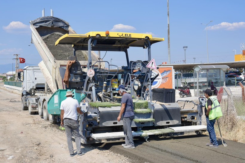 Burhaniye Belediyesi Yol Yenileme Çalışmalarına Hız Verdi 