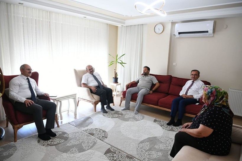  Vali İsmail Ustaoğlu'ndan 15 Temmuz Gazisine Anlamlı Ziyaret