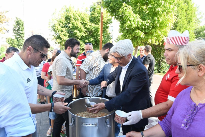  Şehirli Ailesinden Komşularına Aşure Hayrı