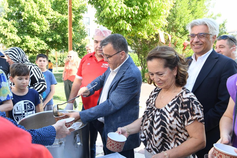  Şehirli Ailesinden Komşularına Aşure Hayrı
