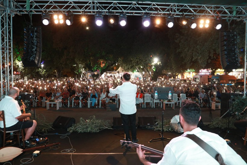  Burhaniye Kitap Fuarı'nda Müzik ve Edebiyat Buluştu 