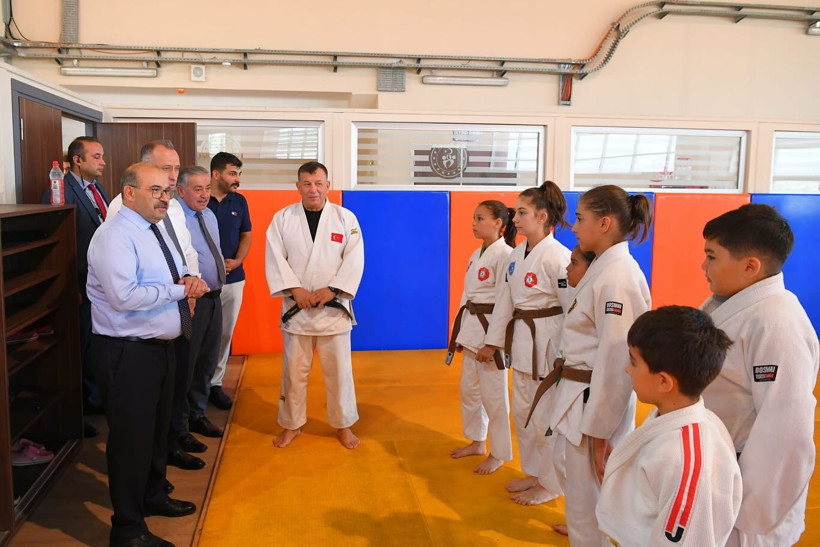  Vali Ustaoğlu, Yaz Spor Okullarındaki Genç Sporcularla Buluştu