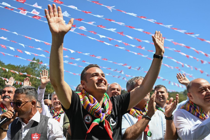 ahmet akın elleri kavada selamlama yapıyor güreşler