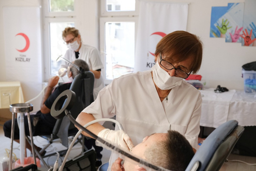 Balıkesir’in Ayvalık ilçesinde bu yıl 33’üncüsü düzenlenen Engelliler Kültür, Sanat ve Spor Etkinlikleri kapsamında yüzlerce engelli bireye ücretsiz ağız ve diş sağlığı hizmeti sunuluyor.