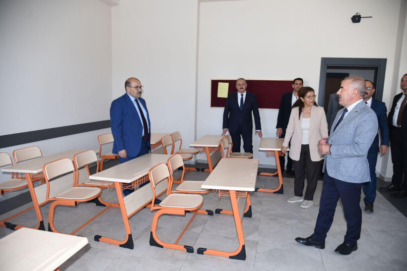 Balıkesir Valisi İsmail Ustaoğlu Erdek ilçesinde okul ve inşaat alanlarını ziyaret etti. Eğitim yatırımlarını yakından inceleyen Ustaoğlu eğitim yatırımlarının takibe alındığını ifade etti.