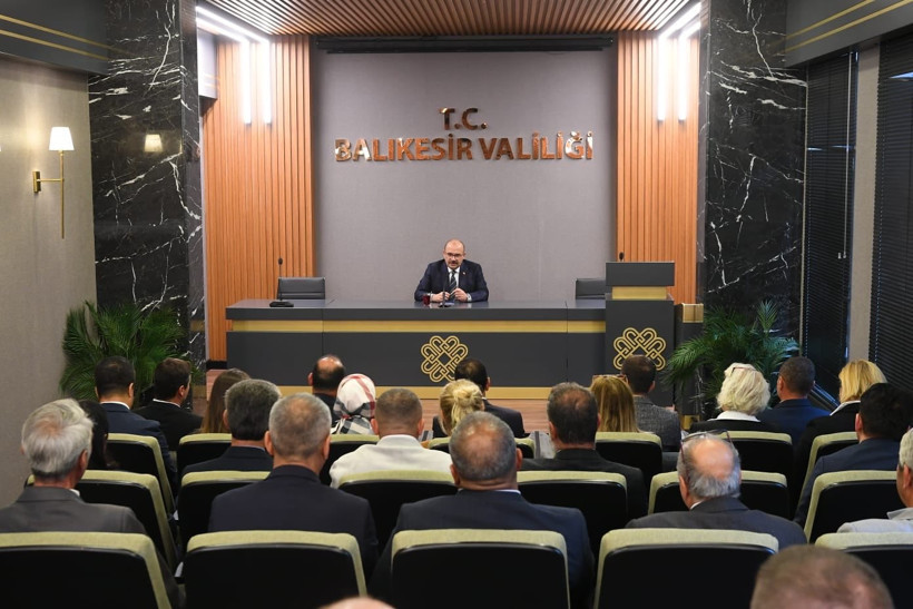 Vali Ustaoğlu Muhtarlarla Buluştu: 1 Kalem 1 Defter Detayı - 2. resim