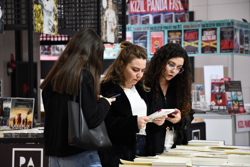 Edebiyat tutkunları Balıkesir Kitap Fuarı’nda salonları doldurdu - 1. resim