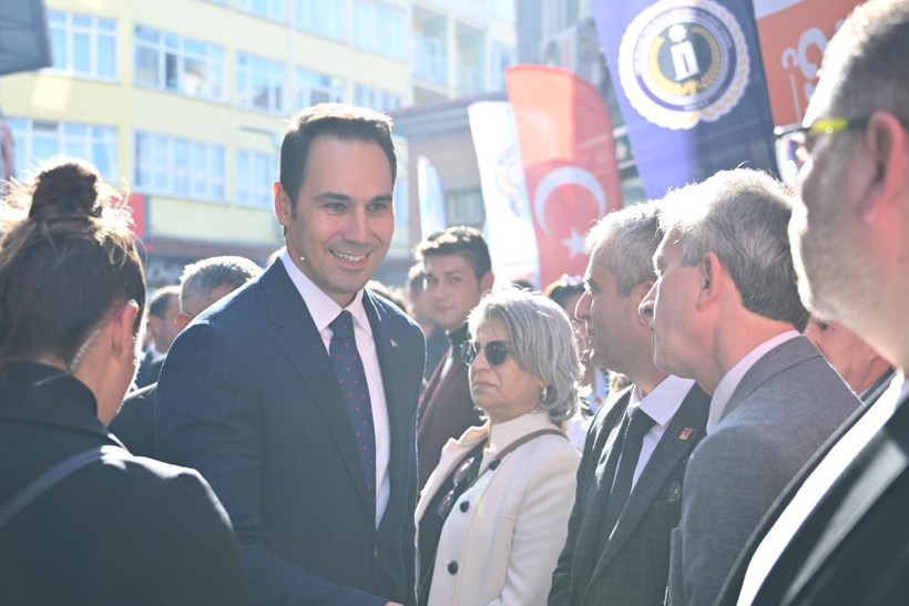 Açılışta konuşan Küpeli, şehit aileleri ve gazilere duyduğu saygıyı dile getirerek şu ifadeleri kullandı: “Emniyet Teşkilatı Vazife Malulü ve Şehit Aileleri Vakfı’nın Balıkesir İl Başkanlığı Hizmet Binasının açılışını yaptık. Bu vesileyle tüm şehitlerimize rahmet, gazilerimize uzun ömürler diliyorum. Vatan sağ olsun, ülkemiz ve milletimiz var olsun.” 🇹🇷 Küpeli’nin Balıkesir ziyareti, partililer ve vatandaşlar tarafından da yoğun ilgiyle karşılandı.