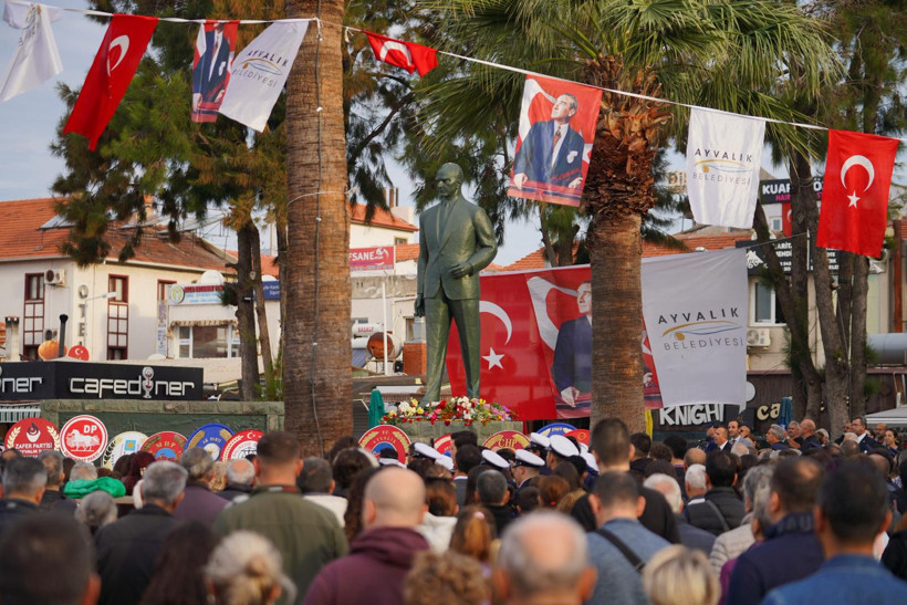 10 Kasım Atatürk’ü Anma Günü’nde Ayvalık Cumhuriyet Meydanı Doldu 